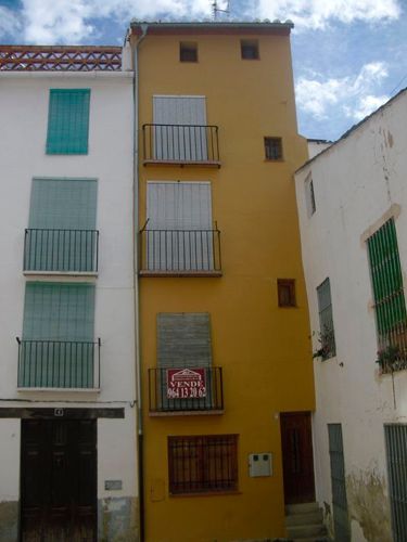 INMOBILIARIA EMILIO GARCIA BLAY casa amarilla con balcón